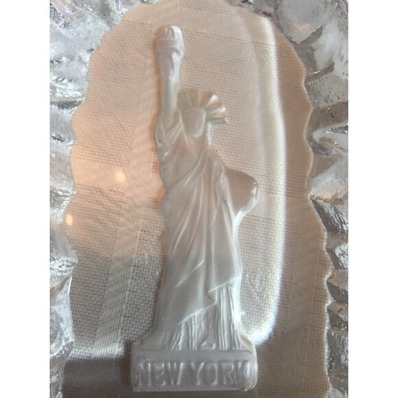 New‎ York Glass Statue Of Liberty 4.5” Paperweight Souvenir Chiseled Etched Look - Picture 6 of 8